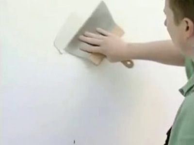 Comment préparer son mur avant de passer la peinture ? Cette vidéo vous propose une technique pour boucher les trous d'un mur avec de l'enduit.